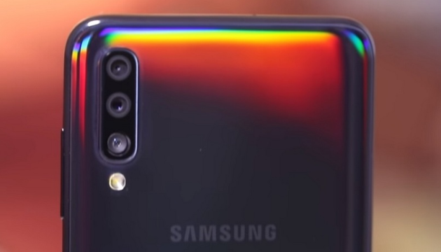 Samsung представив новий смартфон з трьома камерами