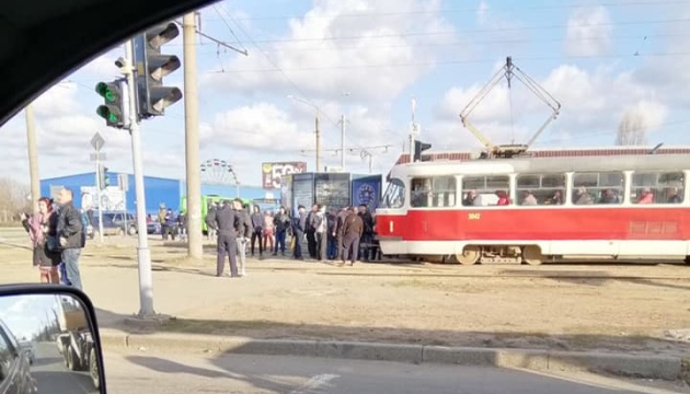 У Харкові пасажири блокують рух трамваїв