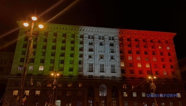 Kyjiwer Rathaus in Farben der italienischen Flagge beleuchtet