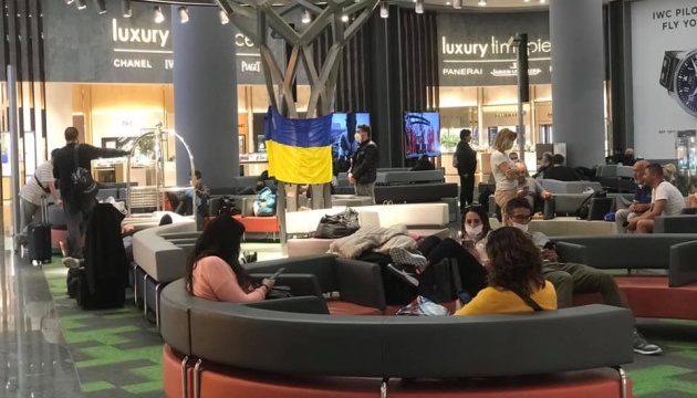 Зі Стамбула до Києва вилетіли 217 українців, понад 100 залишаються в аеропорту