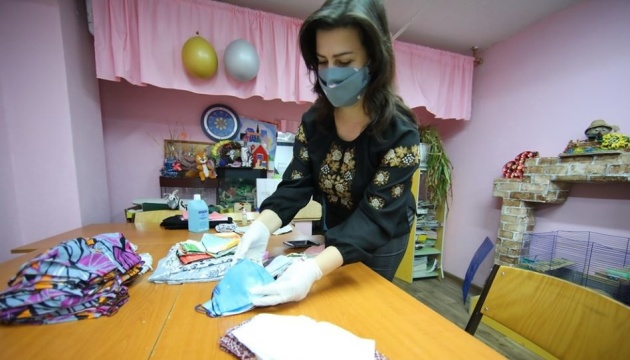 Асоціація багатодітних сімей у Харкові шиє захисні маски для дитбудинків