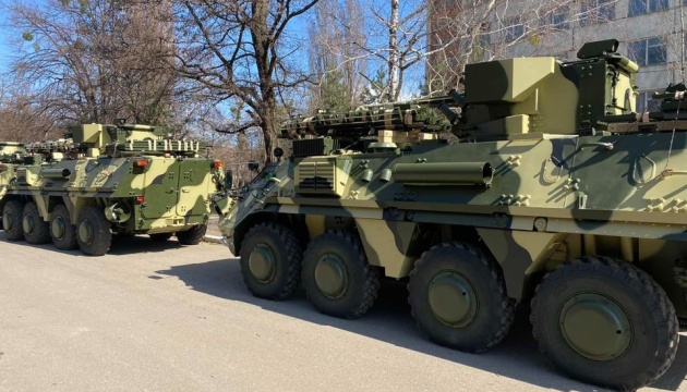 Українська армія отримала чотири БТР-4Е