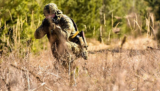  Окупанти на Донбасі вісім разів обстріляли позиції ЗСУ, поранений український військовий 