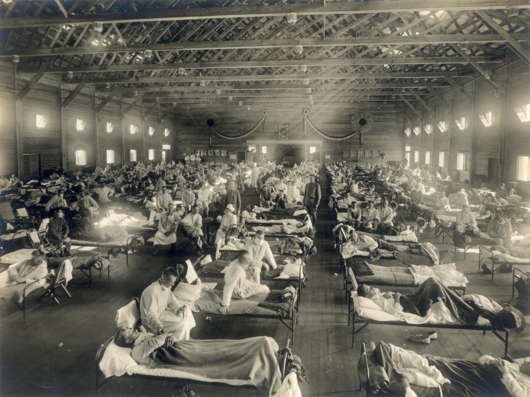 Солдати з Форт-Райлі (Канзас) (штат Канзас), хворі на іспанський грип у лікарняному відділенні в таборі Фанстон