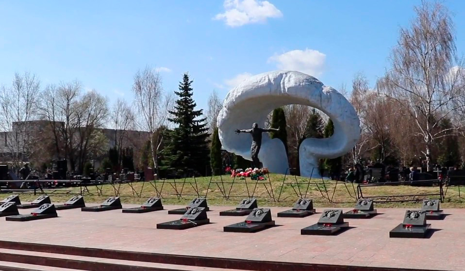 Поховання ліквідаторів на Мітінському кладовищі в Москві