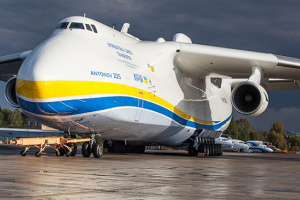 Antonow AN-225 „Mrija“: Weltgrößtes Flugzeug mit medizinischer Ausrüstung in Warschau gelandet