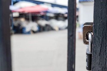 На Дніпропетровщині підприємці штурмом взяли ворота двох ринків та почали роботу