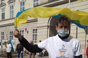 Львів’янин завершив 23-денний пробіг із прапором України