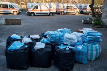 Медики на Донеччині отримали 700 захисних костюмів