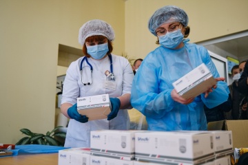 Минздрав получил от Фонда Ахметова 300 тысяч экспресс-тестов