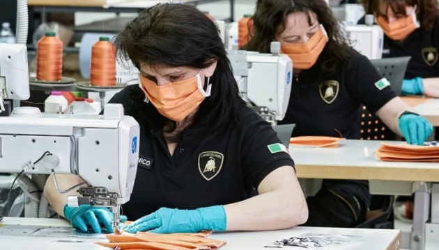 COVID-19: Lamborghini почала шити медичні маски