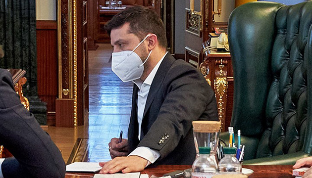 El presidente Zelensky y el primer ministro italiano Conte discuten la lucha contra la pandemia