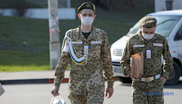 Українським військовим призупинили планові відпустки