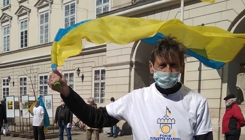 Львів’янин завершив 23-денний пробіг із прапором України
