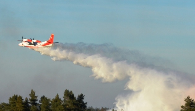 На Чернігівщині лісову пожежу гасять із літаків