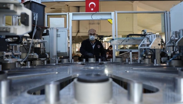 Міноборони Туреччини налагодило виробництво масок та спецодягу