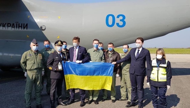 Avión ucraniano con ayuda humanitaria aterriza en Italia