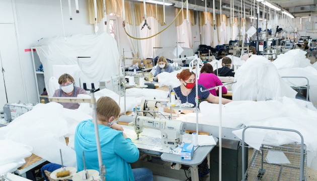 Дві вінницькі фабрики на замовлення міськради пошиють понад 17 тис. захисних костюмів для медиків 