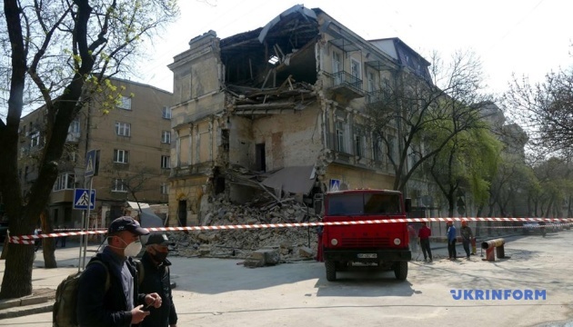 В Одесі обвалилася стіна триповерхового будинку