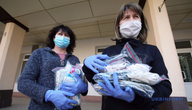 До дитячої лікарні у Харкові передали понад 1000 hand-made масок