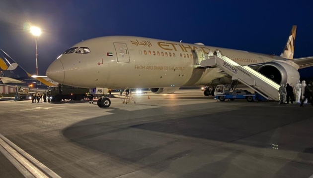 У “Борисполі” приземлився літак з ОАЕ з гуманітарним вантажем медичного призначення
