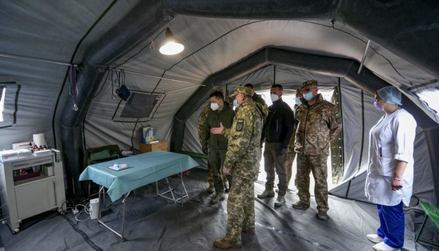 Зеленський відвідав наметове містечко Військово-мобільного госпіталю на Донеччині