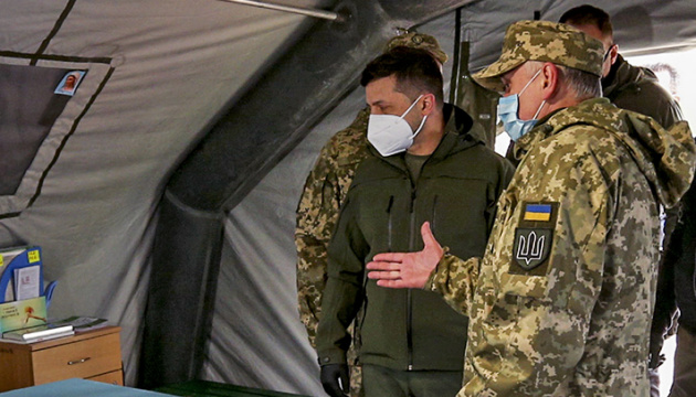 Zelensky visita el campamento del hospital militar móvil en la región de Donetsk