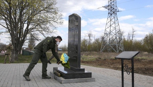 Теракт під Волновахою: Президент вшанував пам'ять загиблих