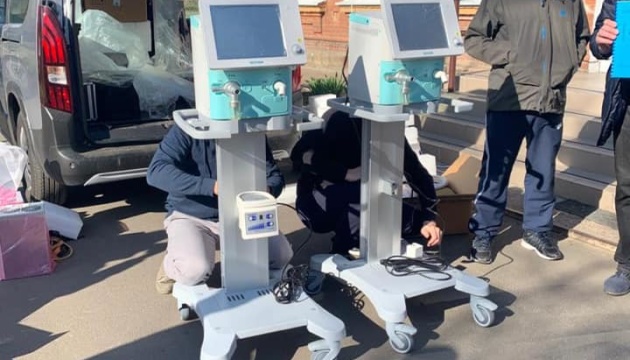 Благодійники передали житомирській лікарні два апарати ШВЛ