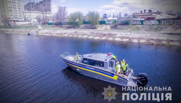 Водна поліція відловлює порушників карантину у Києві