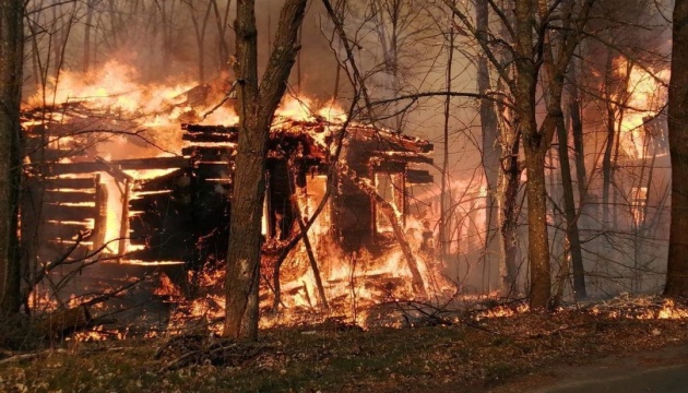 Чорнобильські пожежі гасять із літаків та вертольотів