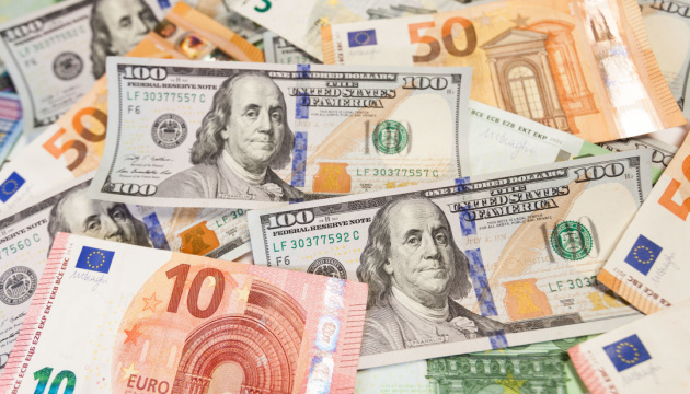 Євро опустився нижче за долар уперше за 20 років