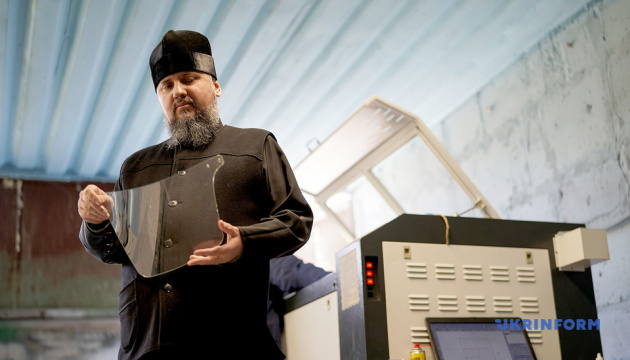 У Видубицькому монастирі роблять захисні екрани для медиків