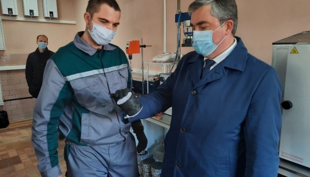 Голова Вінницької ОДА проінспектував роботу лабораторії з контролю якості ремонту доріг Голова Вінницької ОДА проінспектував роботу лабораторії з контролю якості ремонту доріг