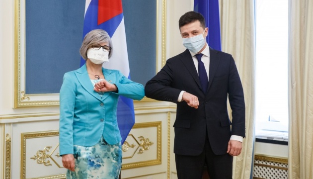 У масках і без рукостискань: Зеленський прийняв вірчі грамоти у послів трьох країн