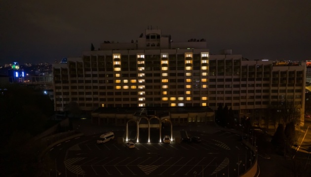 Вікна порожніх готелів Києва засяяли написом-підтримкою