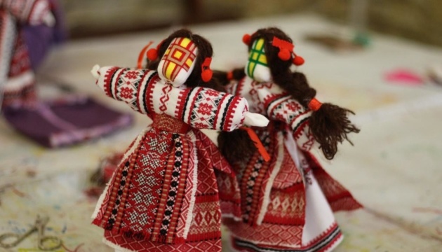 У Парижі українка влаштувала «віконну виставку» ляльок-мотанок