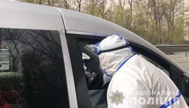 Поліція показала, як перевіряють авто на в’їзді до Києва