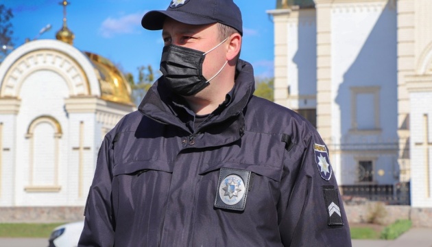 Полиция опровергает фейк про массовое скопление людей без масок возле львовского храма