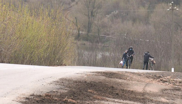 У Високопіллі на Харківщині, де зафіксовано спалах COVID-19, перекопали ґрунтові дороги