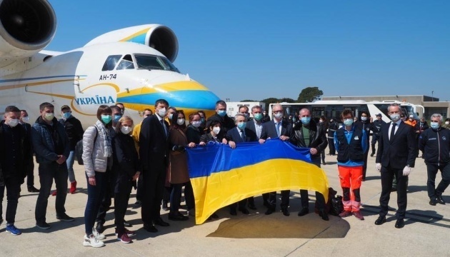 El ministro de Exteriores italiano agradece a los médicos ucranianos por su ayuda en el tratamiento del coronavirus