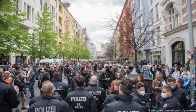 Демонстрація проти карантину зібрала близько тисячі мешканців Берліна