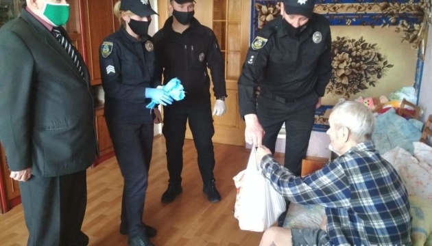 Поліцейські Київщини передали продукти ліквідаторам аварії на ЧАЕС