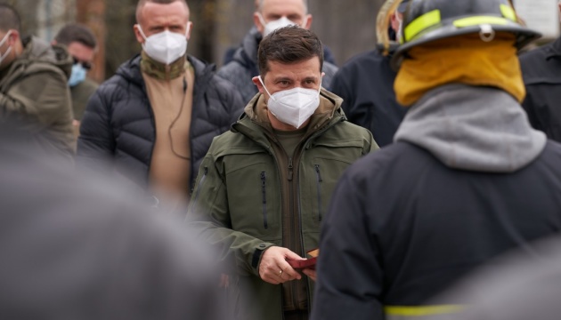 Зеленський нагородив рятувальників, які гасили пожежу в Чорнобильській зоні Зеленський нагородив рятувальників, які гасили пожежу в Чорнобильській зоні