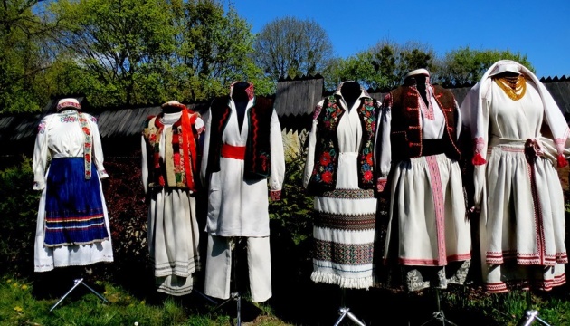 Шевченківський гай влаштував онлайн-показ колекції бойківського одягу