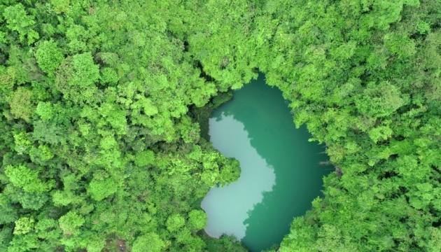 В Китае нашли озеро-сердце