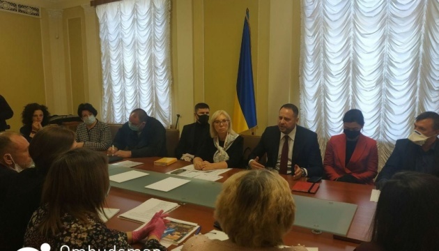 Yermak meets with families of Ukrainians held in Donbas