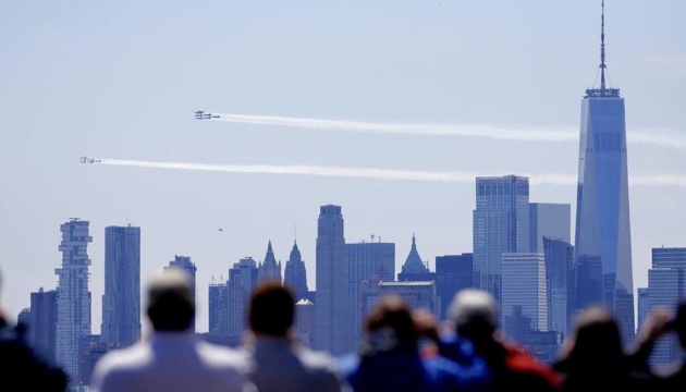Американські пілоти відсалютували лікарям у небі Нью-Йорка та Філадельфії