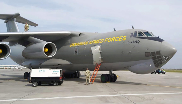 Українські військові літаки доправили вже 150 тонн медвантажів