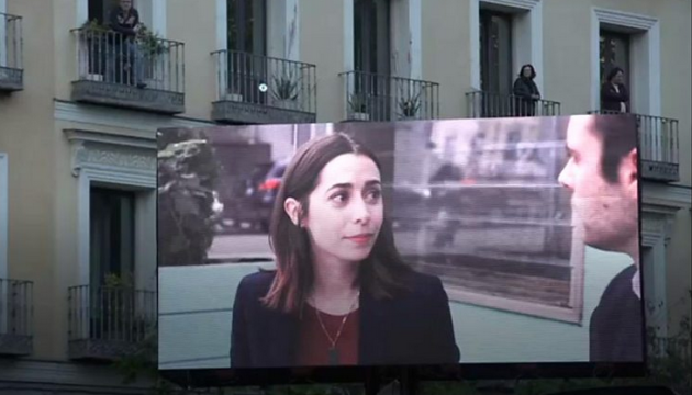 Фільми з балконів: у Мадриді з'явилися мобільні кінотеатри